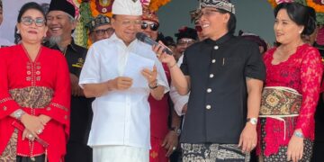 Wayan Koster dan Giri Prasta didampingi istri masing-masing saat pendaftaran ke KPU (29/8/2024).