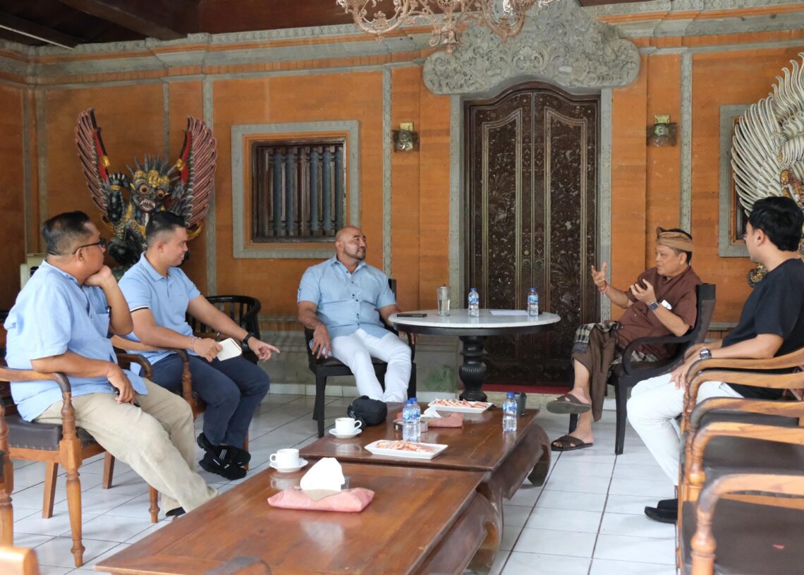 De Gadjah saat bertemu dengan Rai Mantra. -IST