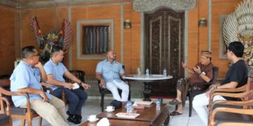 De Gadjah saat bertemu dengan Rai Mantra. -IST