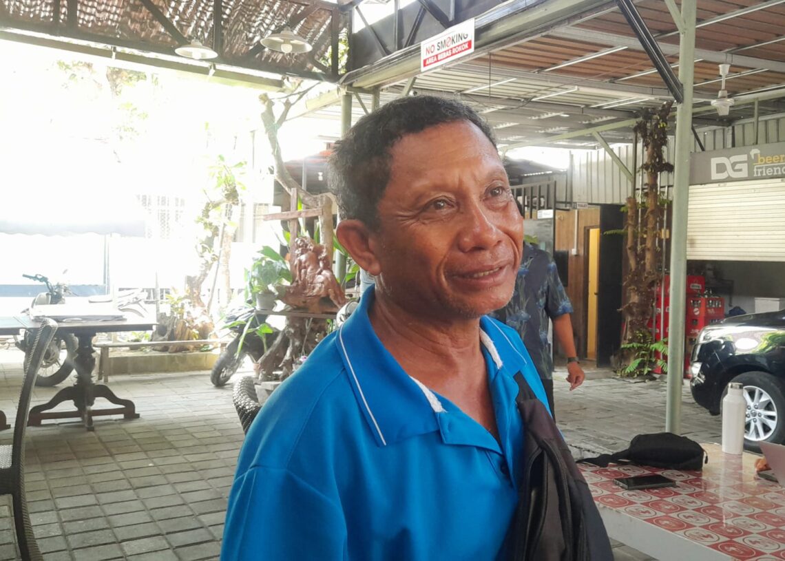 Juru Parkir toko buku Garuda Wisnu Renon, No Kadeo. -Balitopik.com