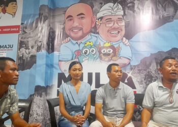 I Nyoman Sukena (Kedua dari kanan) didampingi istri, kuasa hukum dan keluarga di Posko Pemenangan Mulia-PAS. -Balitopik.com