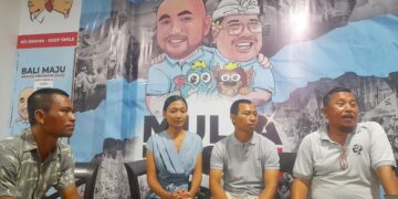 I Nyoman Sukena (Kedua dari kanan) didampingi istri, kuasa hukum dan keluarga di Posko Pemenangan Mulia-PAS. -Balitopik.com