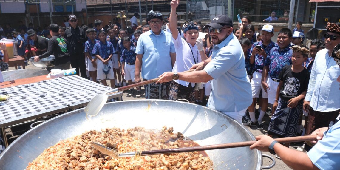 De Gadjah dan Bobon Santoso saat masak besar di Klungkung. -IST
