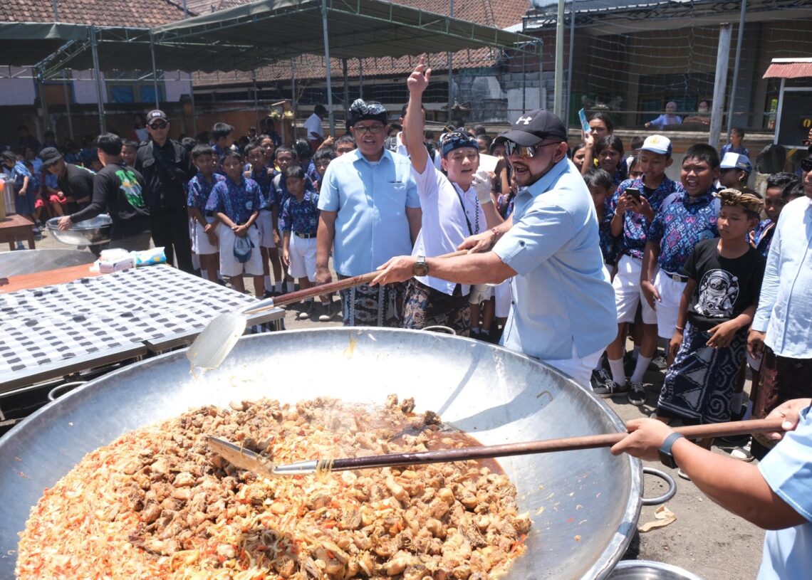 De Gadjah dan Bobon Santoso saat masak besar di Klungkung. -IST