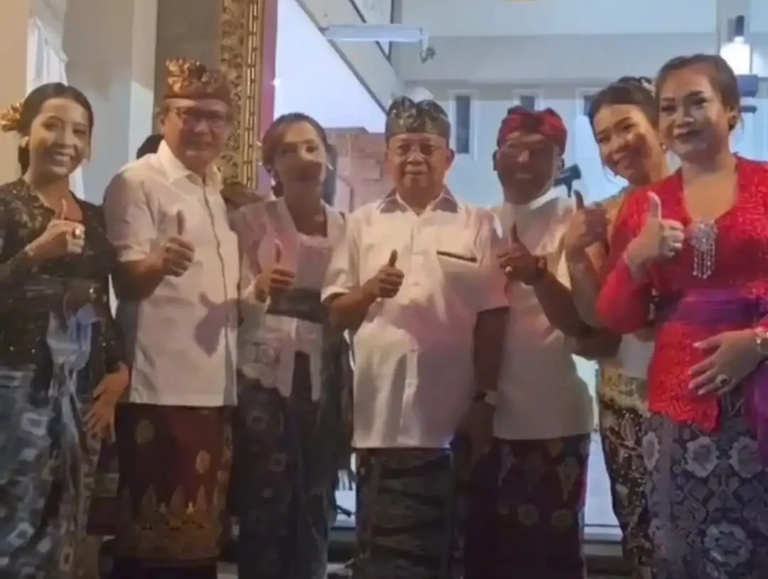 Wayan Koster saat hadiri Matatah di Merajan Gede Arya Wang Bang Pinatih Tembau, Badung. -IST