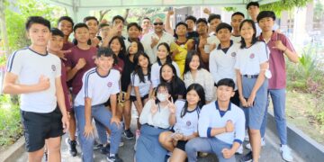 De Gadjah saat bersama siswa-siswi salah satu sekolah di Bali. -IST