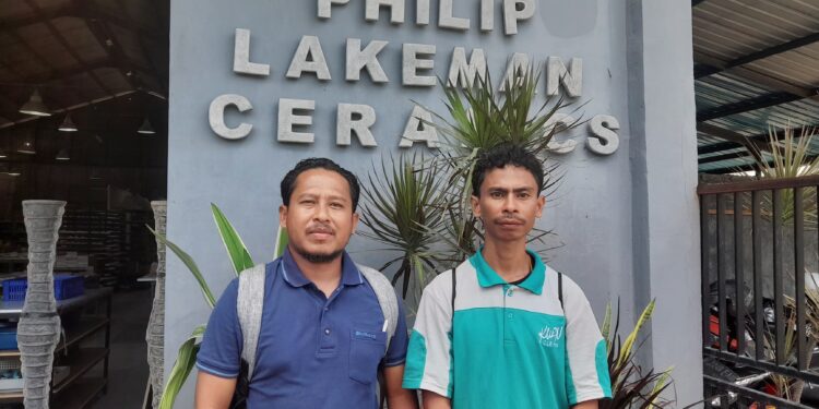 Tony Bou (Kiri) dan korban. -Balitopik.com