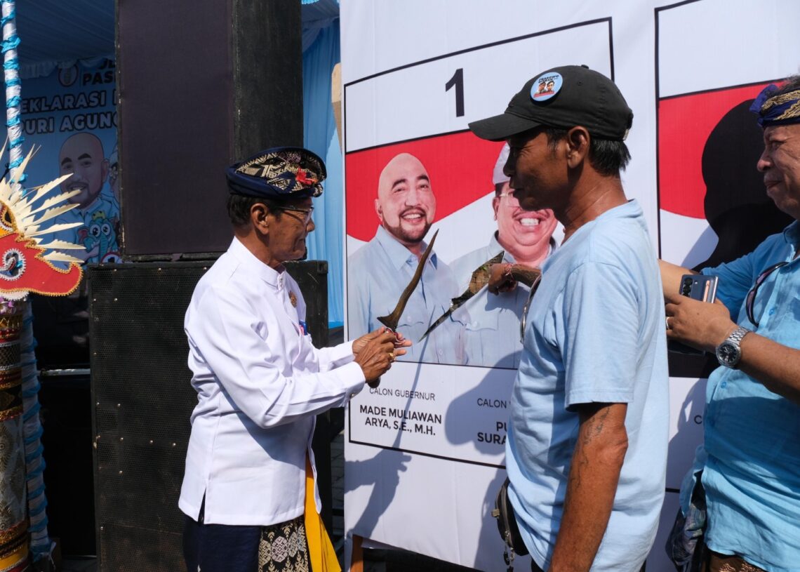 Penglingsir Puri Agung Negara, Ide Anak Agung Bagus Gede Hardjawacita Hari Sutedja saat melakukan simulasi coblos Mulia-PAS pakai Keris Kerajaan. -IST