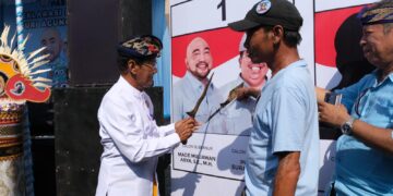 Penglingsir Puri Agung Negara, Ide Anak Agung Bagus Gede Hardjawacita Hari Sutedja saat melakukan simulasi coblos Mulia-PAS pakai Keris Kerajaan. -IST