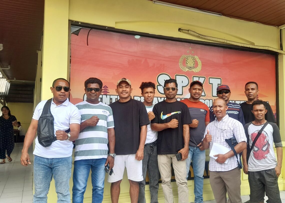 Korban (Kedua dari kiri) saat bersama keluarga mendatangi Polsek Kuta Utara). -Balitopik.com