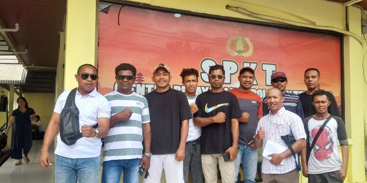 Korban (Kedua dari kiri) saat bersama keluarga mendatangi Polsek Kuta Utara). -Balitopik.com