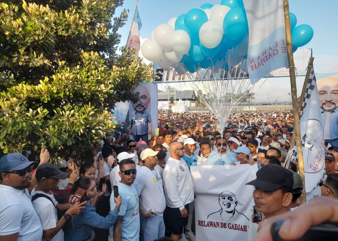 De Gadjah diantara ribuan peserta jalan sehat Relawan De Gadjah di Gianyar. -Balitopik.com