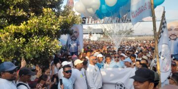 De Gadjah diantara ribuan peserta jalan sehat Relawan De Gadjah di Gianyar. -Balitopik.com