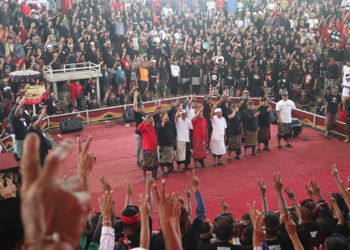 Ribuan massa di Bangli saat menghadiri kampanye Koster-Giri danSedana-Dier. -IST