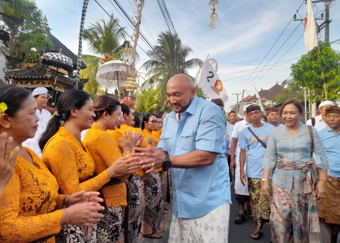 De Gadjah saat disambut massa di Banjar Gaduh, Desa Kaba Kaba, Kediri, Tabanan. -Balitopik.com