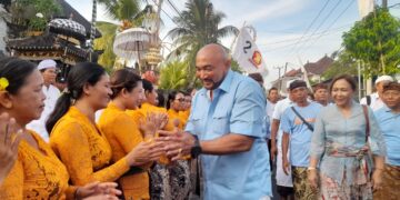 De Gadjah saat disambut massa di Banjar Gaduh, Desa Kaba Kaba, Kediri, Tabanan. -Balitopik.com