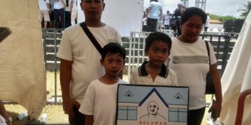 keluarga I Made Bagus Mertayasa (10) didampingi kedua orang tua dan saudara laki-laki. -Balitopik.com