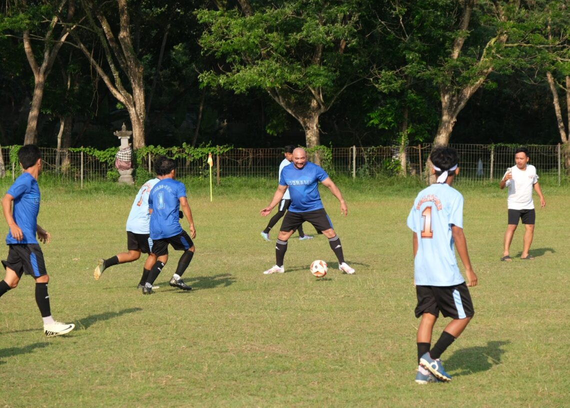 De Gadjah saat menggiring bola dalam pertandingan persahabatan antara PPBB vs KSBN. -IST