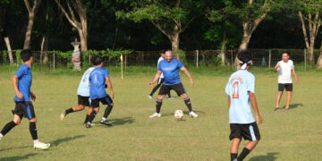 De Gadjah saat menggiring bola dalam pertandingan persahabatan antara PPBB vs KSBN. -IST