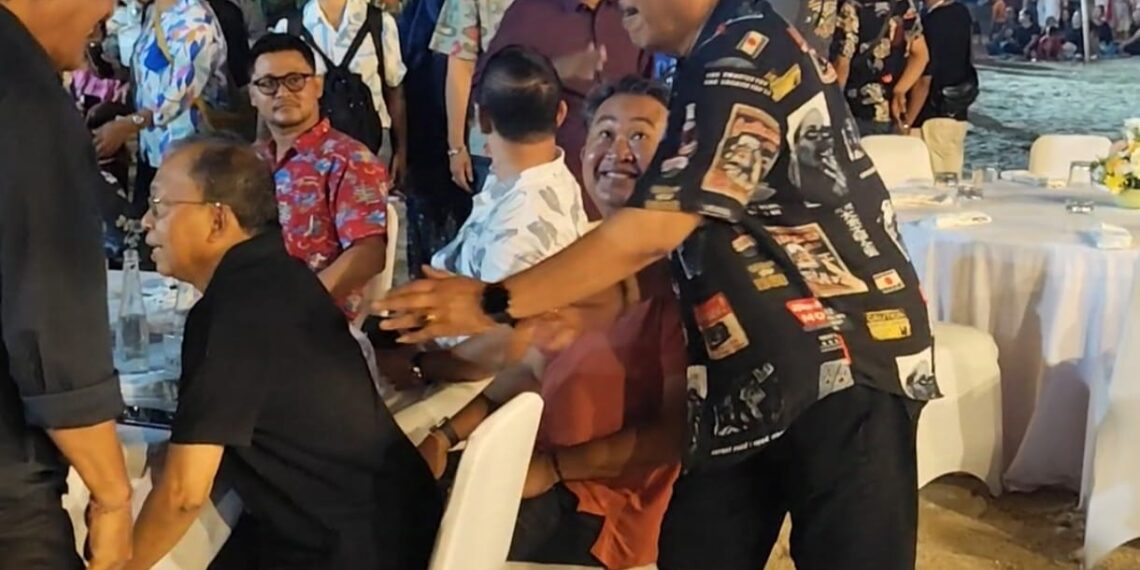 Cok Ace saat mengejutkan Wayan Koster di Sanur Village Festival (SVF) ke-17. -IST