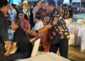 Cok Ace saat mengejutkan Wayan Koster di Sanur Village Festival (SVF) ke-17. -IST