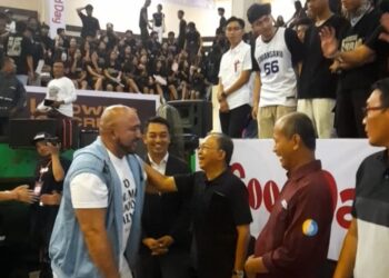 De Gadjah dan Wayan Koster saat bertemu di DBL Bali. -Balitopik.com