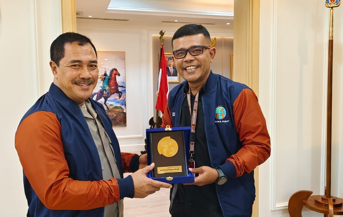 Komjen Pol Agus Andrianto dan Ketua IWO, Teuku Yudhistira. -IST