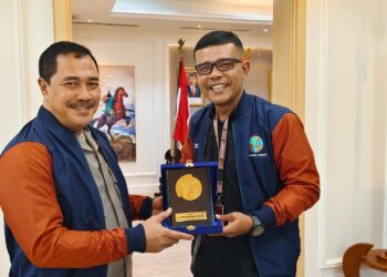 Komjen Pol Agus Andrianto dan Ketua IWO, Teuku Yudhistira. -IST