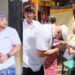 Kolase: De Gadjah saat mencium tangan dan merangkul para Ibu di sejumlah tempat. -IST