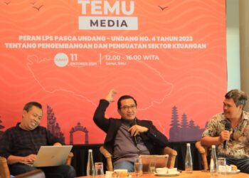 Kepala Kantor Perwakilan Lembaga Penjamin Simpanan (LPS) II, Bambang S. Hidayat (tengah). -IST