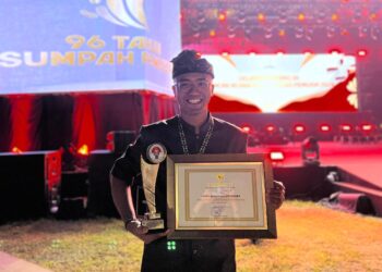 I Putu Bagus Padmanegara saat menerima penghargaan dari Menpora RI. -IST