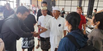 Paslon Gubernur Bali nomor 2 Wayan Koster meninjau pelabuhan Segitiga Emas Bali di Sampalan hasil karya tangannya saat menjabat Gubernur Bali 2018-2023. -IST