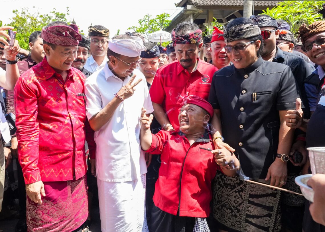 Pasangan Koster-Giri disambut pendukung saat kampanye. -IST