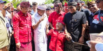 Pasangan Koster-Giri disambut pendukung saat kampanye. -IST