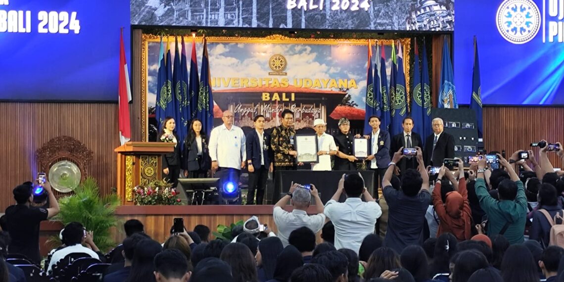 Pasangan Koster-Giri saat uji publik di kampus Unud, Jimbaran. -IST