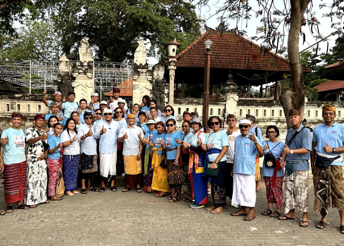 Paslon ABDI Wujudkan Spirit Ngayah dengan Bersih-Bersih di Pura Sakenan. -Balitopik.com