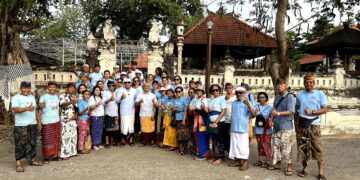 Paslon ABDI Wujudkan Spirit Ngayah dengan Bersih-Bersih di Pura Sakenan. -Balitopik.com