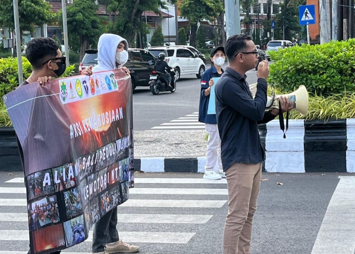 Bram Junior (Depan) dalam sebuah aksi di Denpasar. -Balitopik.com