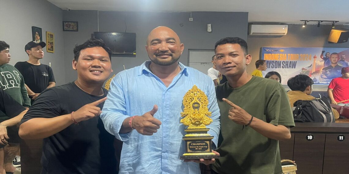De Gadjah saat memberikan hadiah kepada juara Relawan De Gadjah Billiard Cup 2024.