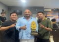 De Gadjah saat memberikan hadiah kepada juara Relawan De Gadjah Billiard Cup 2024.