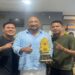 De Gadjah saat memberikan hadiah kepada juara Relawan De Gadjah Billiard Cup 2024.