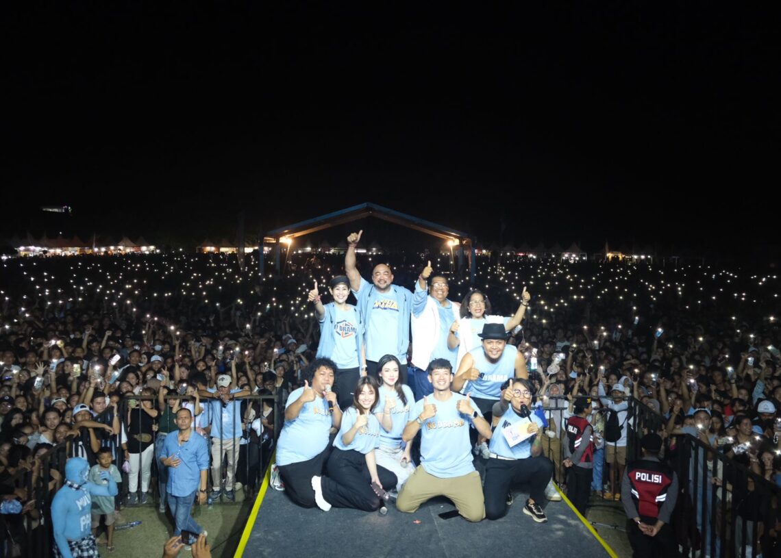 Ribuan Pendukung Mulia-PAS saat konser Dewa 19 di Buleleng.