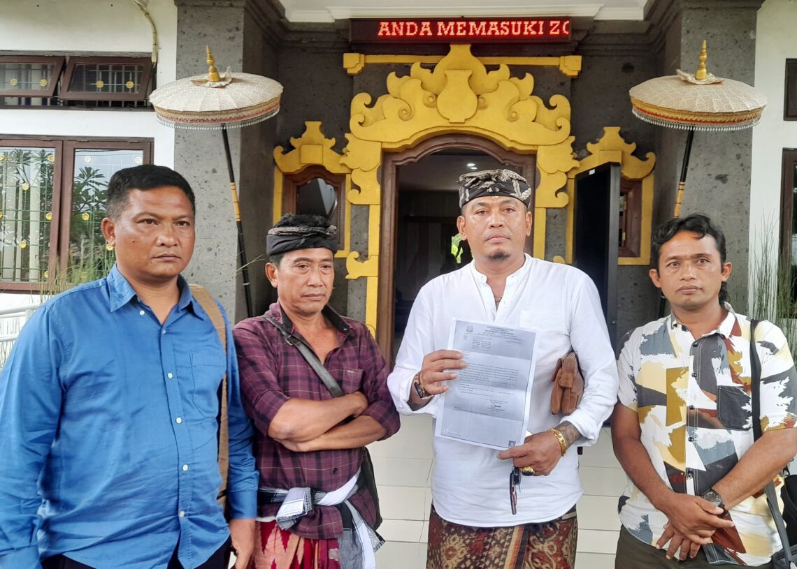 Jro Tawa (kameja putih) bersama warga desa Sulahan saat mendatangi Kejari Bangli. -Balitopik.com