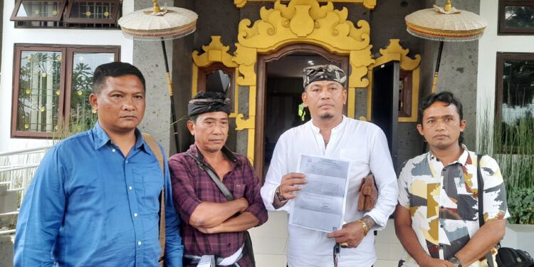 Jro Tawa (kameja putih) bersama warga desa Sulahan saat mendatangi Kejari Bangli. -Balitopik.com