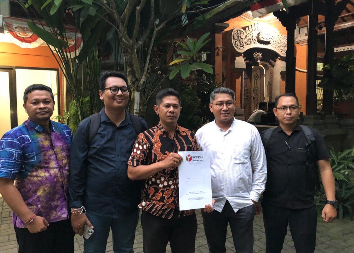 Ketua Tim Legal Advokat Gadjah Agus Suradnyana (LAGAS), Fahmi Yanwar Siregar (kedua dari kanan).