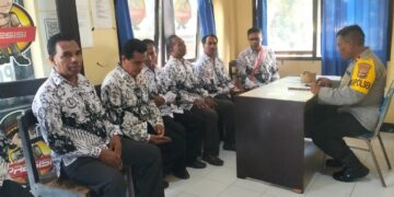 PGRI Kabupaten Nagekeo mendatangi Mapolsek Kecamatan Mauponggo, Jumat siang (29/11/2024). -IST