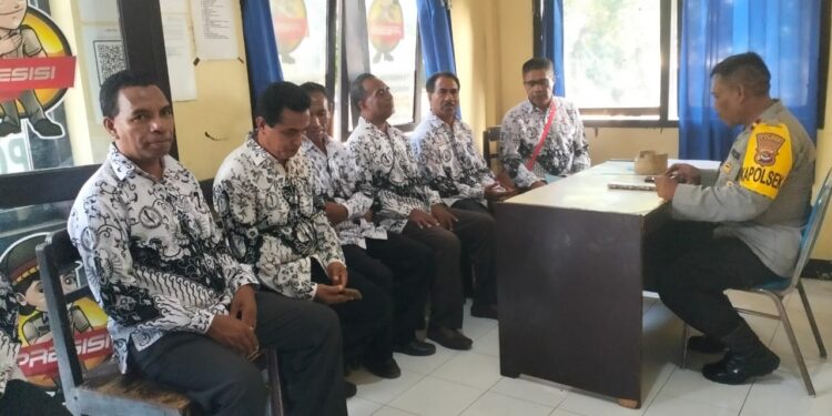PGRI Kabupaten Nagekeo mendatangi Mapolsek Kecamatan Mauponggo, Jumat siang (29/11/2024). -IST