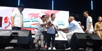 De Gadjah saat memberikan simbolisasi hadiah rumah untuk pasutri asal Buleleng.