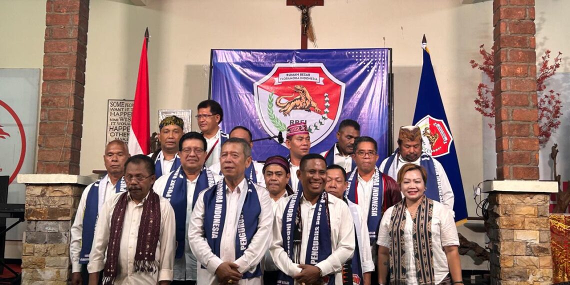 Foto: Pengurus Rumah Besar Flobamora Indonesia saat pelantikan di Bali, 15 November 2024. Yusdi Diaz (depan nomor 2 dari kiri). -Balitopik.com