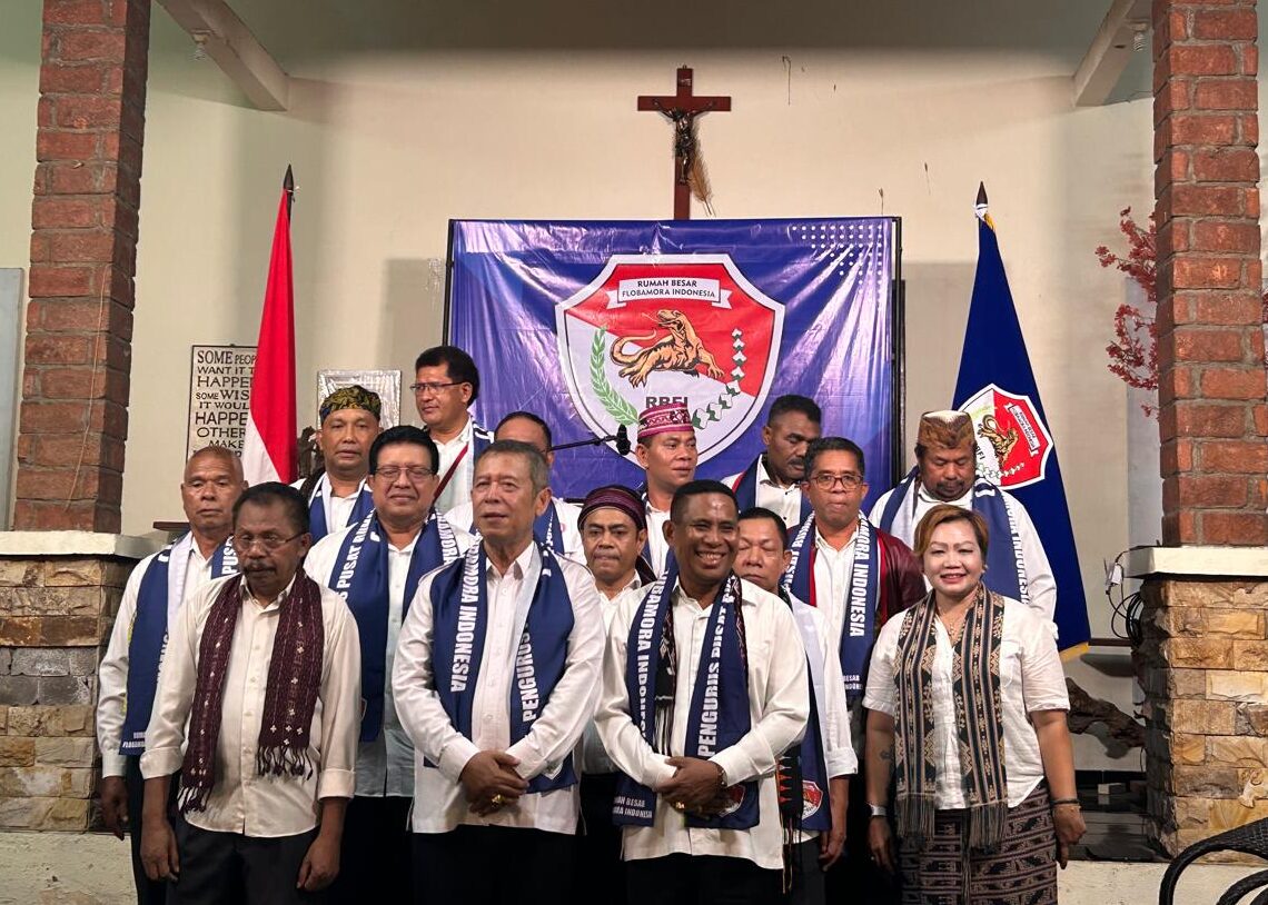 Foto: Pengurus Rumah Besar Flobamora Indonesia saat pelantikan di Bali, 15 November 2024. Yusdi Diaz (depan nomor 2 dari kiri). -Balitopik.com